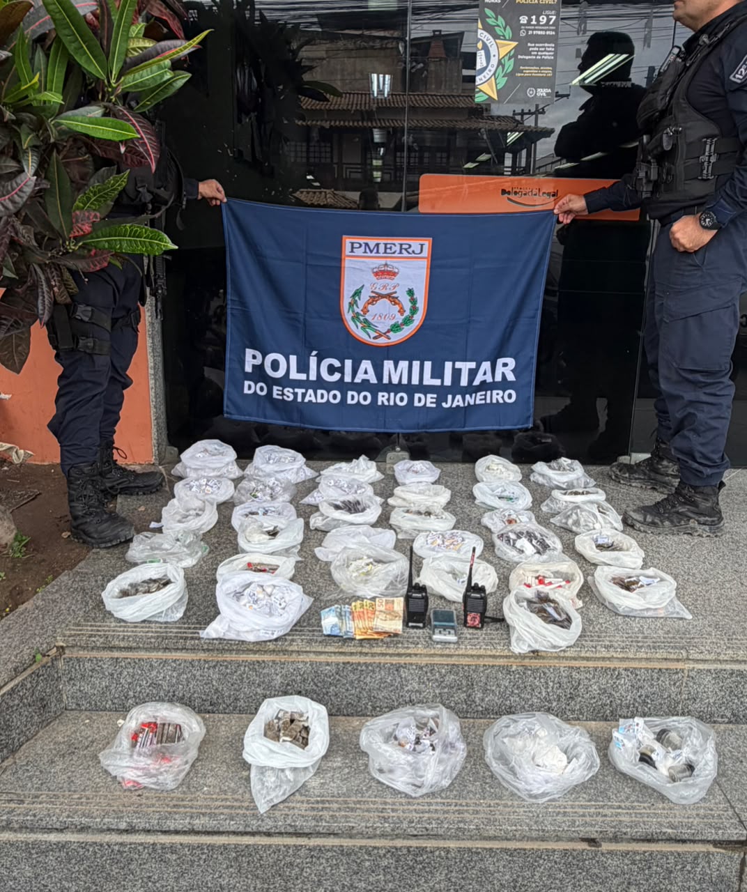 Com a ajuda do Disque Denúncia, 12º BPM apreende drogas e rádios transmissores em Maricá